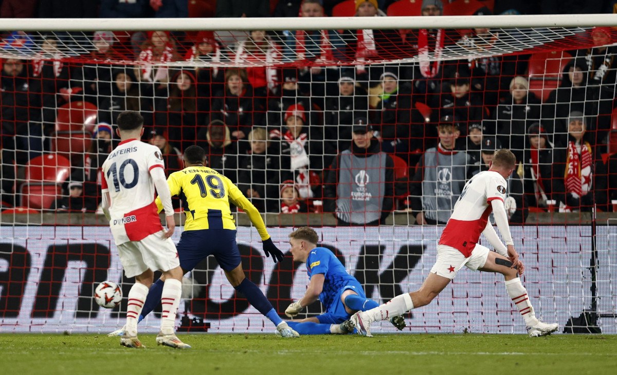 Fenerbahçe, Slavia Prag'ı deplasmanda devirdi