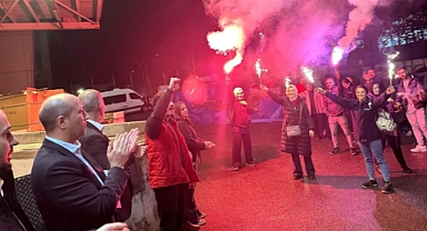 Fabrikada en düşük maaş 60 bin TL oldu: İşçiler meşaleler ile kutladı