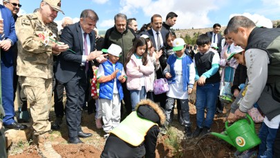 Şanlıurfa’nın Yeşil Geleceğine Dev Adım: Kurumlar ve Halk El Ele Fidan Dikti