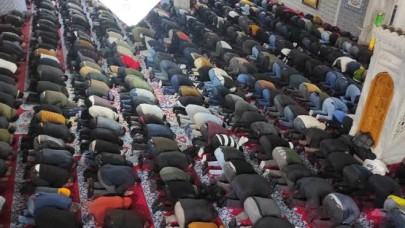 Ramazan’a Veda: Son Teravih Namazı Kılındı, Bayram Sevinci Başlıyor