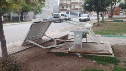 Şanlıurfa’da Park Bankına Vandal Saldırı: Vatandaşlar Tepkili, “Bu Gençler Kontrolden Çıktı”