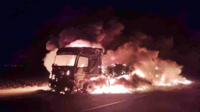 Şanlıurfada Seyir Halindeki Tır Cehenneme Döndü Sürücü Alevlerin İçinden Son Anda Kurtuldu