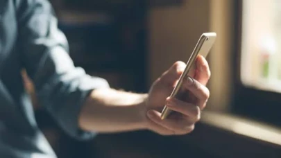 Bu Akıllı Telefon Sizi Gözetliyor: Her 5 Dakikada Bir Devlete Rapor Gönderiyor