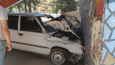 Şanlıurfa’da Üst Geçidin Altına Sıkışan Araç Hurdaya Döndü!