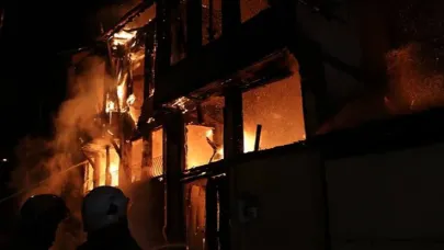 Şanlıurfa’da 10 Katlı Binanın Çatısında Korkutan Yangın!