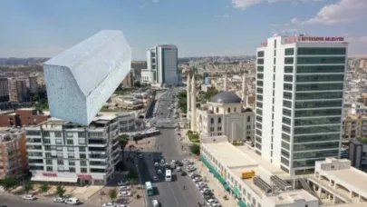 Şanlıurfa’da Tartışmalı Bordür Taşı Dökmeye Belediyeden Açıklama: “Personelimiz Değil, Yüklenici Firma Elemanı”