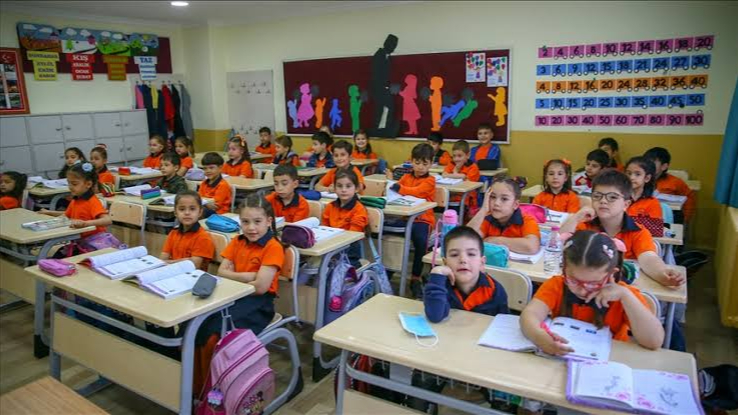 Şanlıurfa İl Milli Eğitim Müdürlüğü'nden Okul Kıyafeti Açıklaması: Veliler Dilediği Yerden Alabilir!