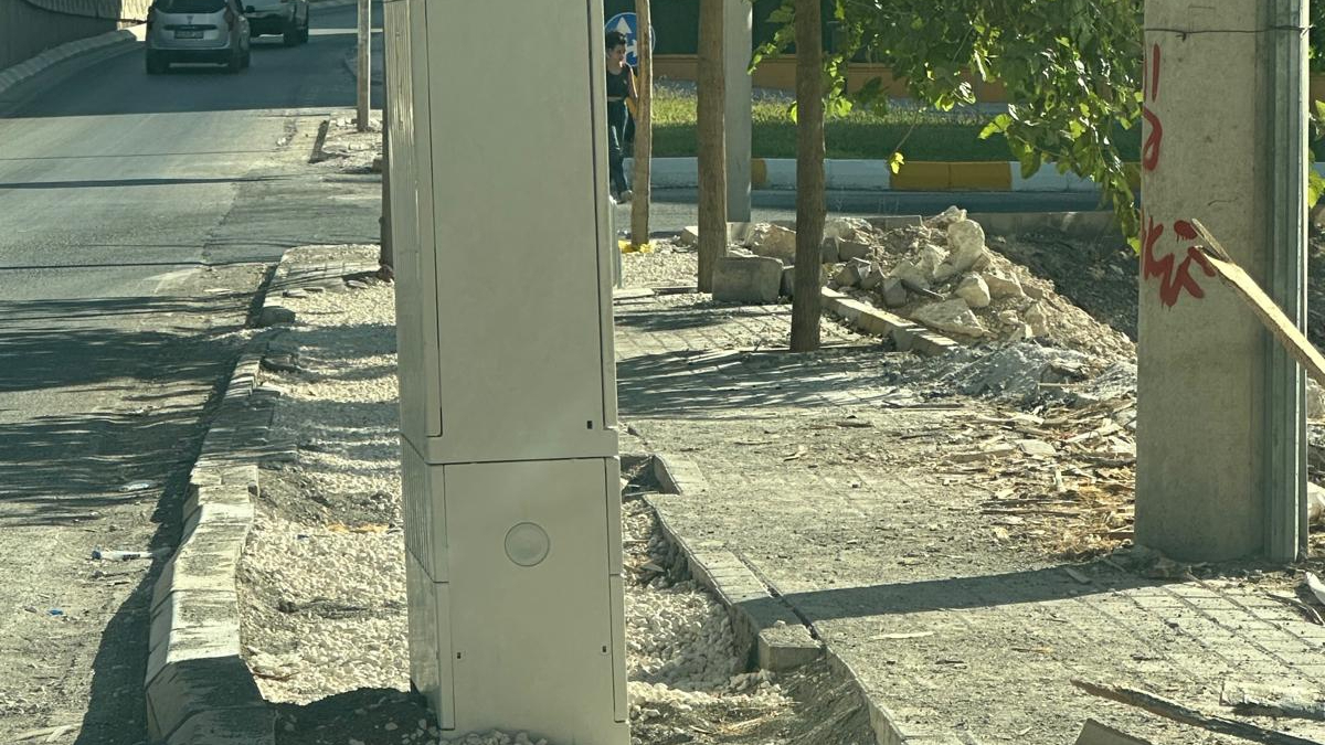 Şanlıurfa’da Elektrik Panoları Kaldırımları İşgal Etti: Vatandaşlar Tepkili!