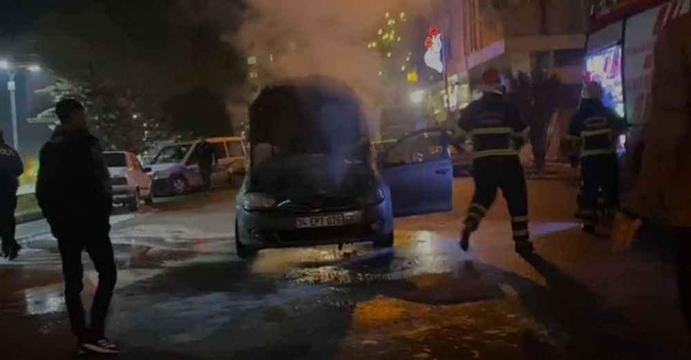 Araç yol ortasında alev aldı!