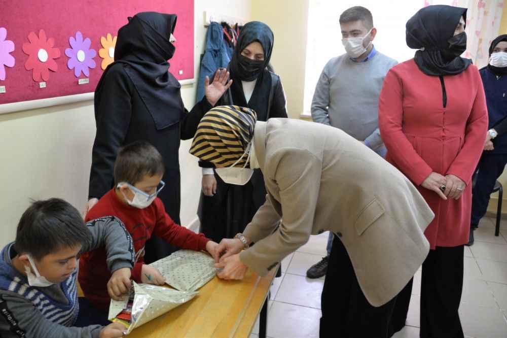 Milli Eğitim Bakanı Özer'in Eşi Urfa'daki Okulları Gezdi!