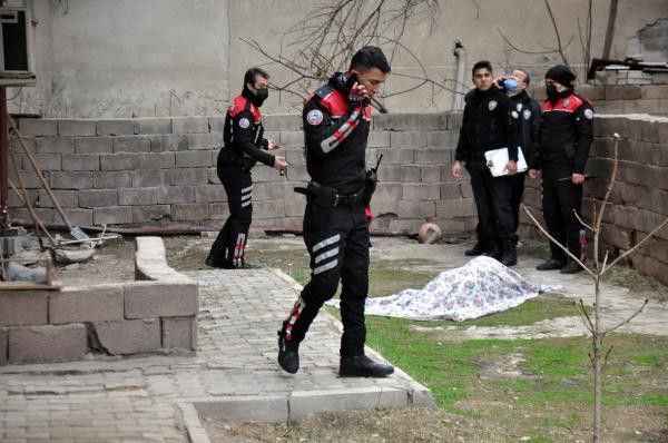 Eski polis, evinin bahçesinde ölü bulundu