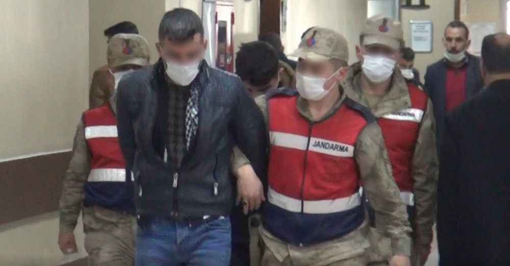 Şanlıurfa'da kara yolundaki kablolara dadandılar!