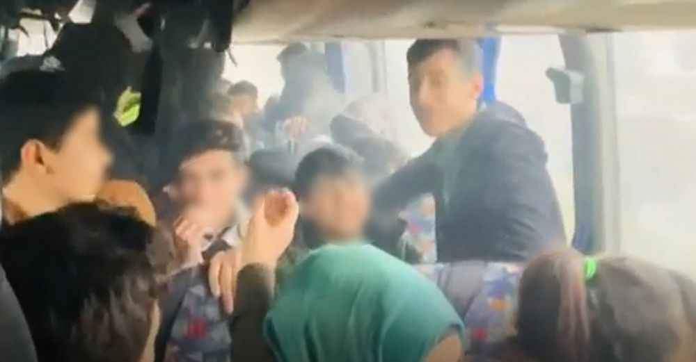 Şanlıurfa'da Lise öğrencilerinin serviste duman altı yolculuğu