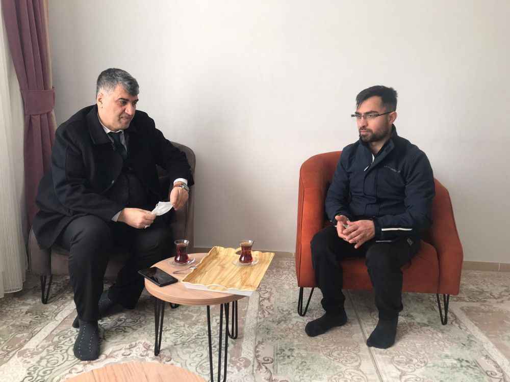 MÜDÜR GÜLÜM DARP EDİLEN SAĞLIK ÇALIŞANINI EVİNDE ZİYARET ETTİ
