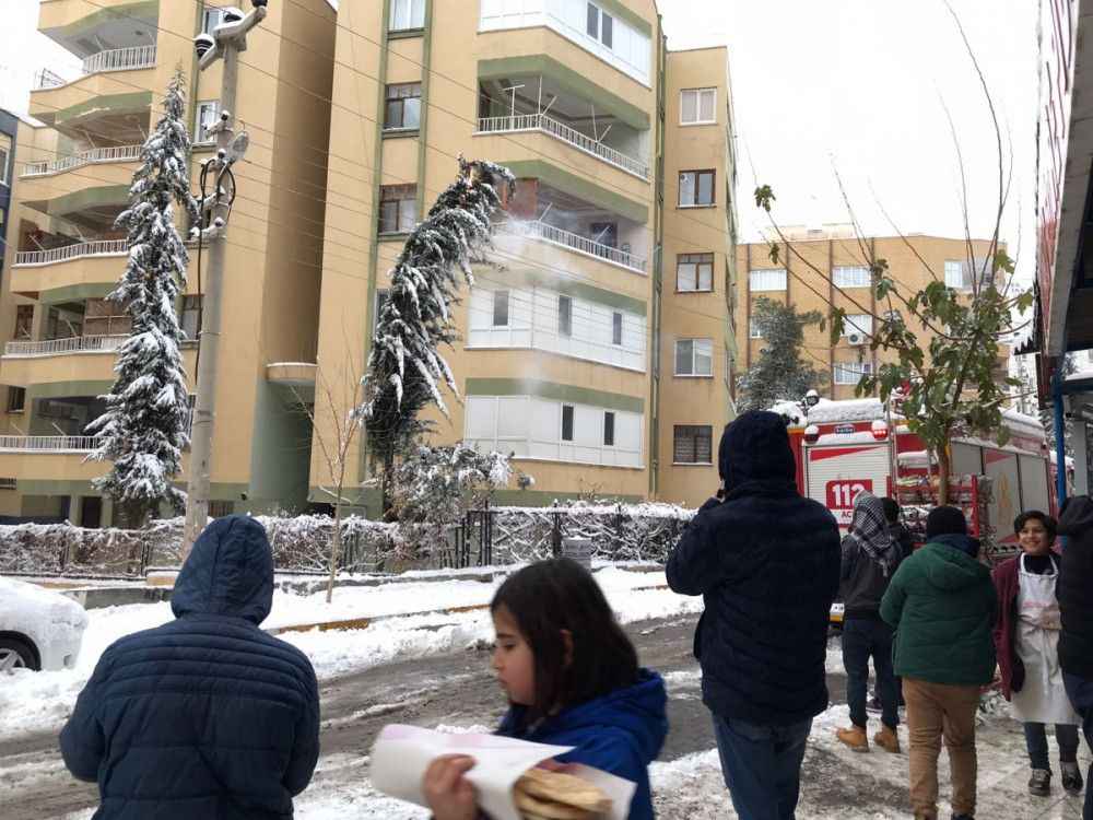 Şanlıurfa'daki Kardan dalları ağırlaşan ağaç yangına sebep oldu