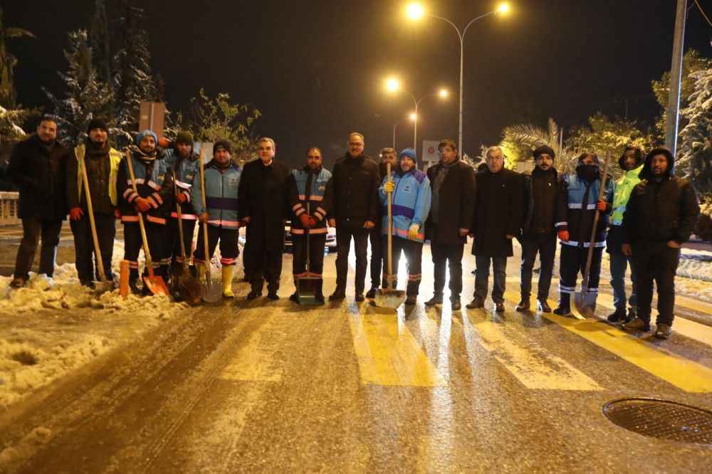 BAŞKAN KUŞ, GECE GEÇ SAATLERE KADAR ÇALIŞMALARI YERİNDE İNCELEDİ