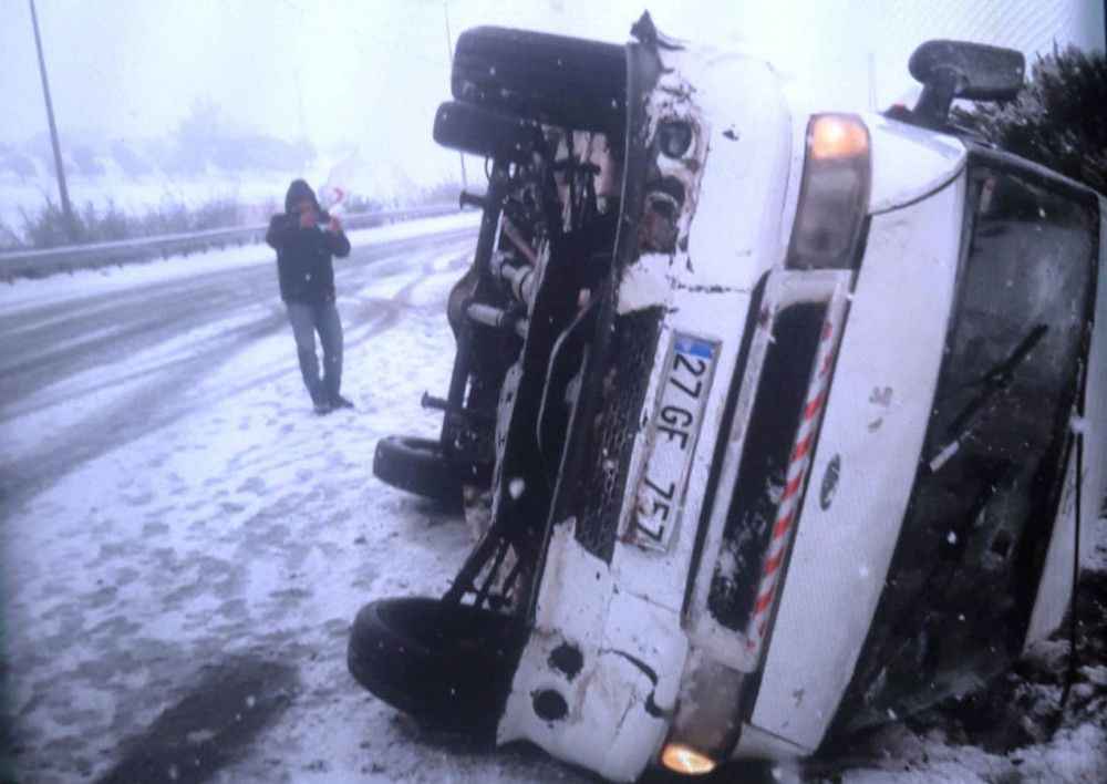 Şanlıurfa'da Karlı yolda yan yattı!