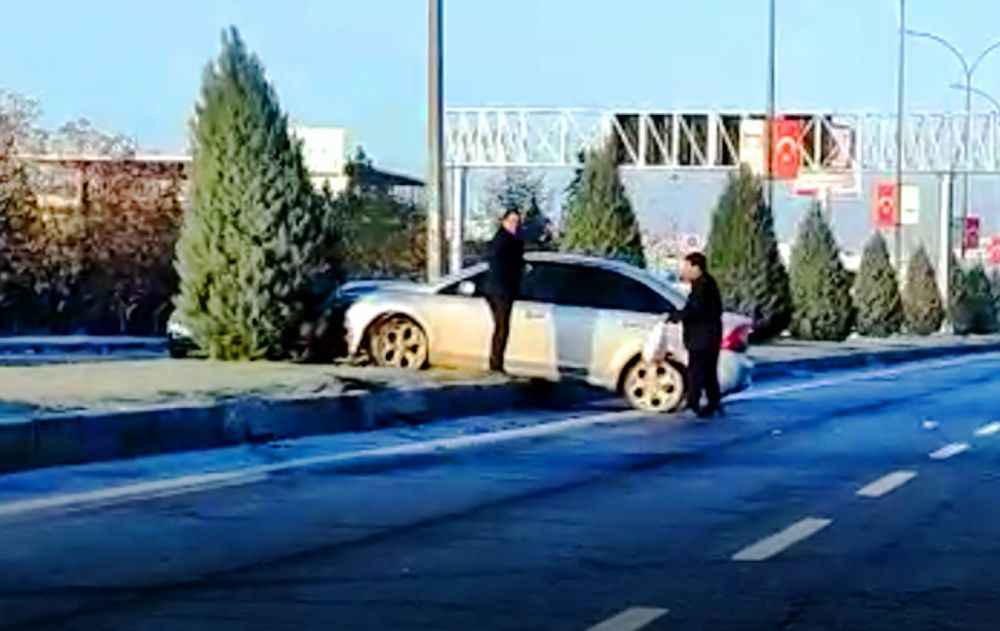 Şanlıurfa'da Buzlanma nedeniyle otomobil refüje çıktı!