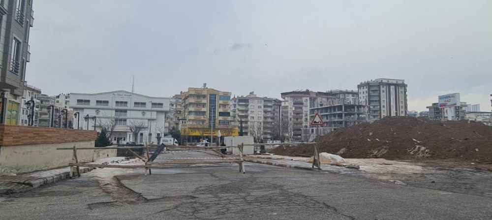 Karaköprü’de sokağın zemini kaydı