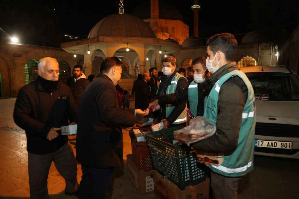 EYYÜBİYE BELEDİYESİNDEN VATANDAŞLARA KANDİL SİMİDİ, LOKUM VE GÜL SUYU İKRAMI