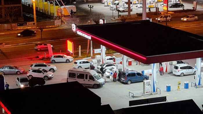 Urfalı sürücüler zam öncesi yine yakıt kuyruğunda