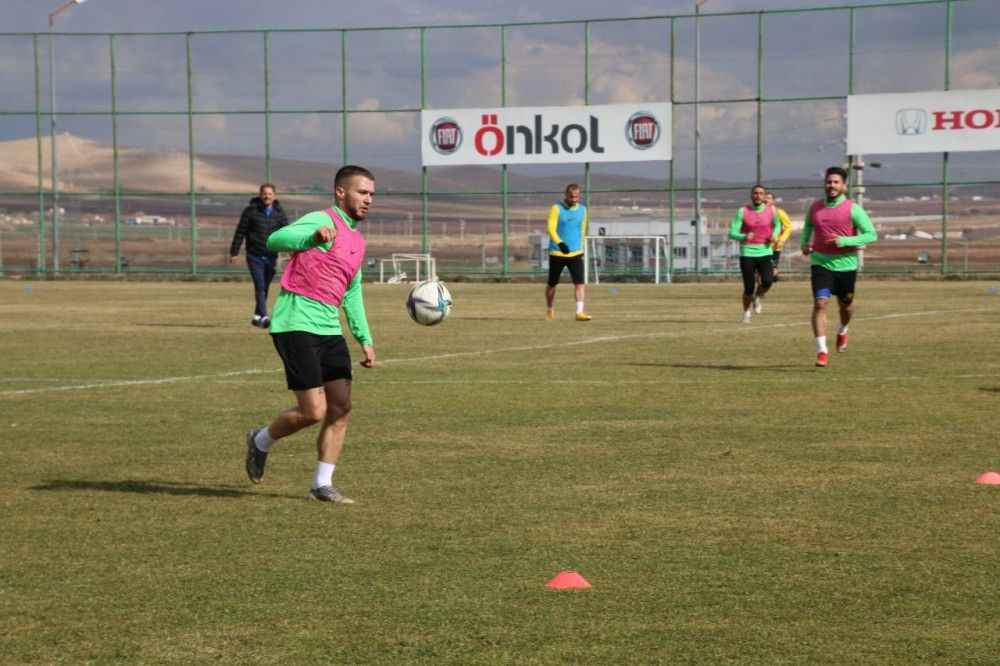 Şanlıurfaspor’da yeni transfer Bircan ilk antrenmanına çıktı