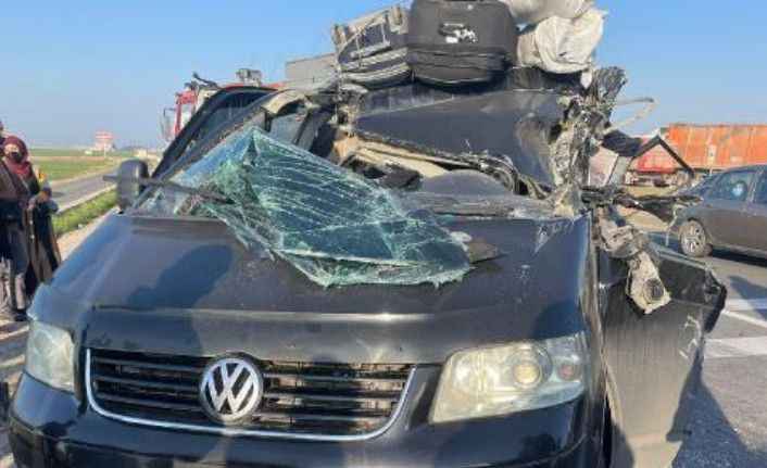 Şanlıurfa'da Minibüs TIR'a Çarptı: Ölü ve Yaralılar Var