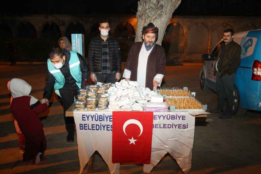 EYYÜBİYE BELEDİYESİ MİRAÇ KANDİLİ GECESİNDE VATANDAŞLARA KANDİL SİMİDİ VE GÜL SUYU DAĞITTI