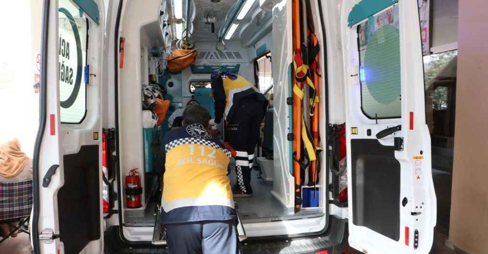İkinci kattan düşen genç hastanelik oldu