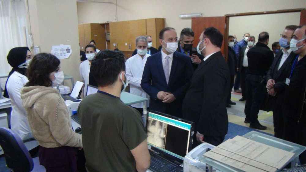 Vali Erin’den sağlıkçıların grevde olduğu hastaneye ziyaret