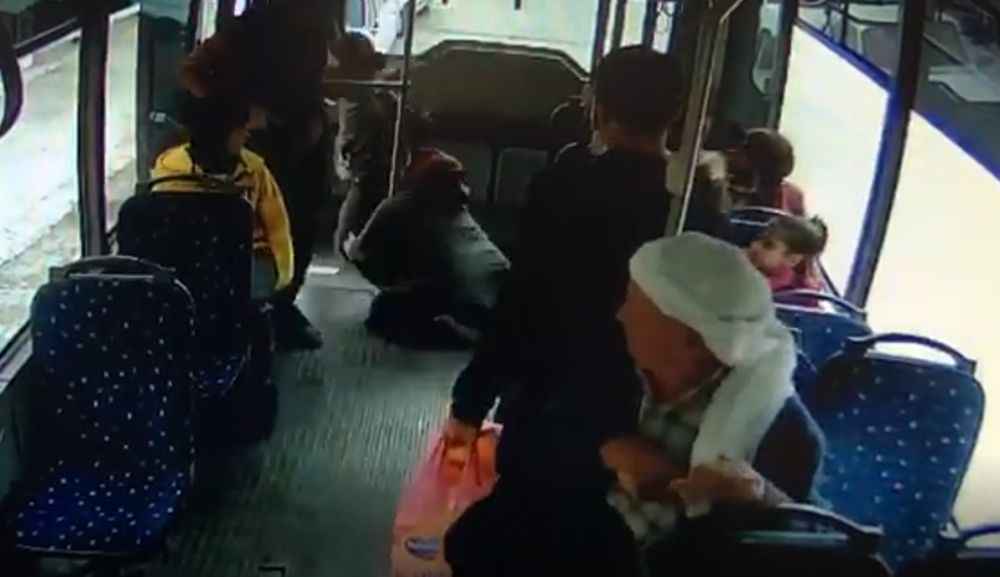 Şanlıurfa'da kadının elinden kaptığı telefonu çaldı! Işık hızıyla otobüs içerisinde hırsızlık