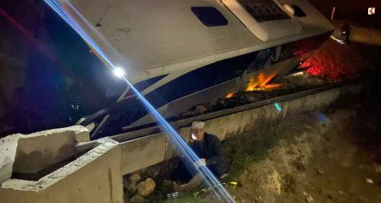 Facia gibi kaza! Dolu yolcu otobüsü şarampole devrildi! Çok sayıda kişi