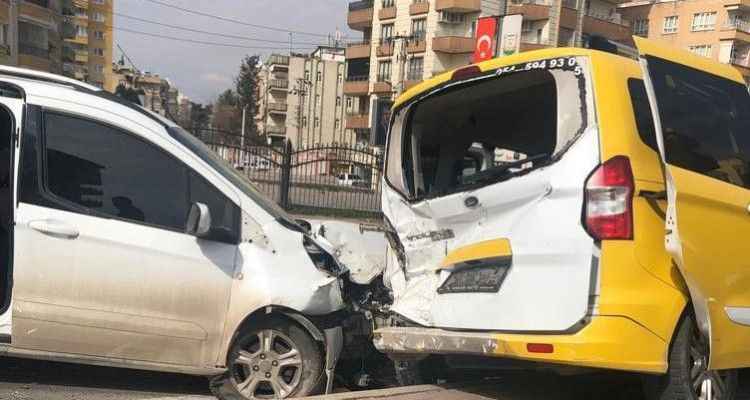 Şanlıurfa'da 3 araç birbirine girdi!