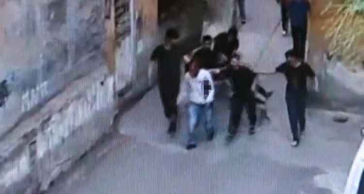 Taciz iddiasıyla bir kişiyi bıçaklayıp mahallede gezdiren gruptan 2 kişi tutuklandı