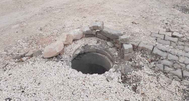Mahalledeki rögar kapağını da çaldılar