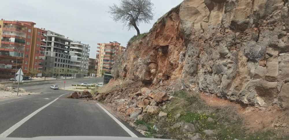 Şanlıurfa'da Yola düşen taşlar tehlike oluşturdu