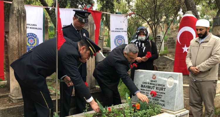 Urfa'da emniyet teşkilatı şehitliği ziyaret etti