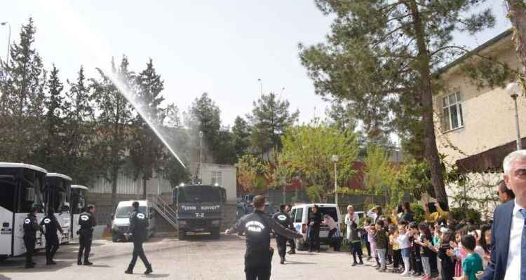 Urfa emniyetinden çocuklara özel gösteri