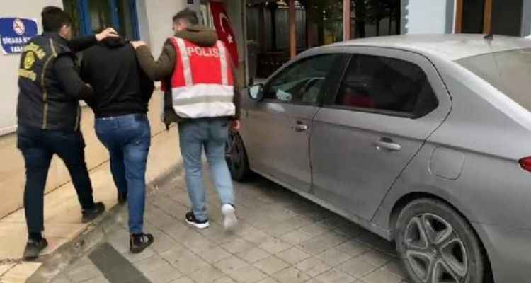 Dükkanın önüne sandalye koyup Erkek olan gelsin diyerek mahalleliyi tehdit eden Suriyeli gözaltına alındı