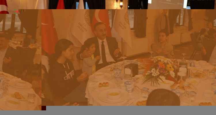 Valilikten yetim çocuklara iftar yemeği