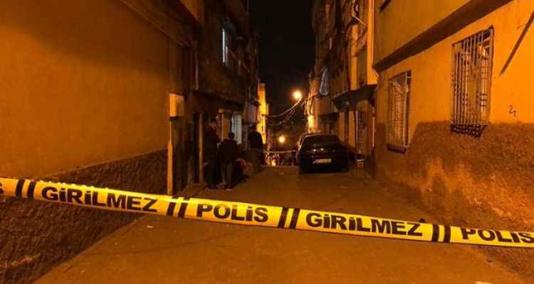 İki grup arasındaki silahlı çatışmada, evinin önünde çay içen kadın hayatını kaybetti