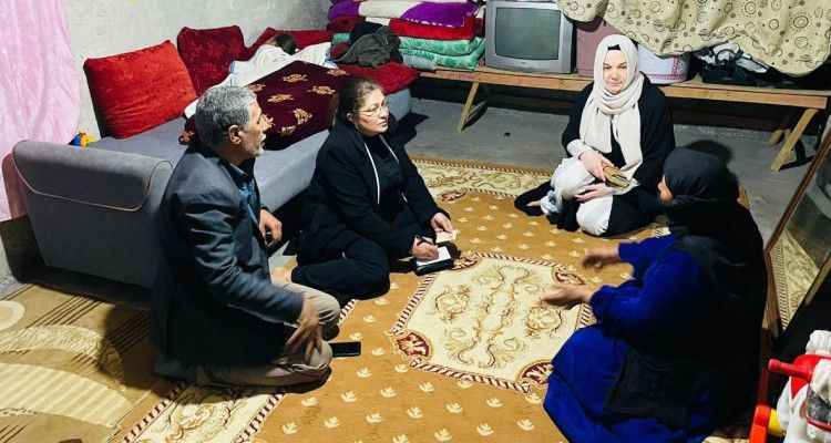 Polat, Ev ziyaretlerinde talepleri dinleyip tek tek not ediyor