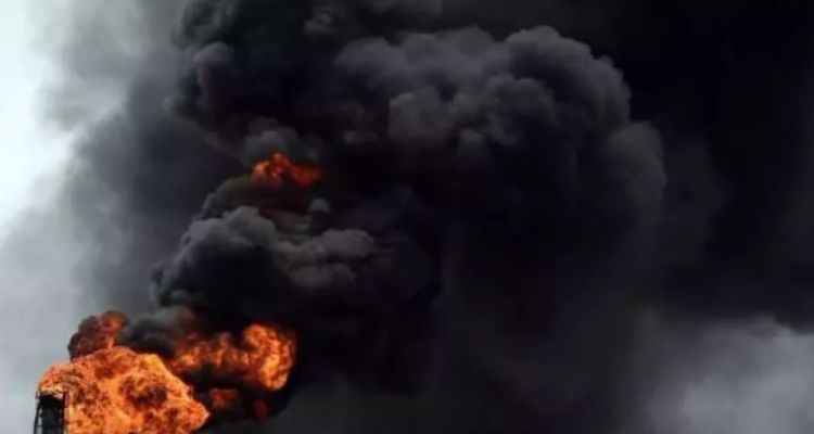 Petrol Rafinerisinde Patlama! 100’den Fazla Kişi Yanarak Öldü