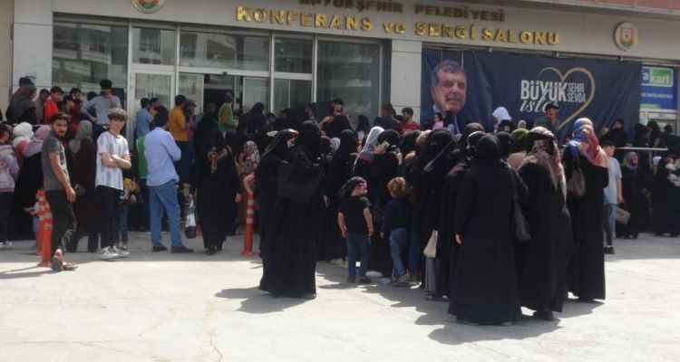 Şanlıurfa'da Suriyelilerin nakdi yardım kuyruğu