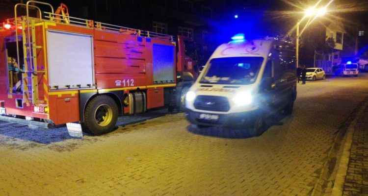 Gece saatlerinde yangın! 2 kişi hastaneye kaldırıldı