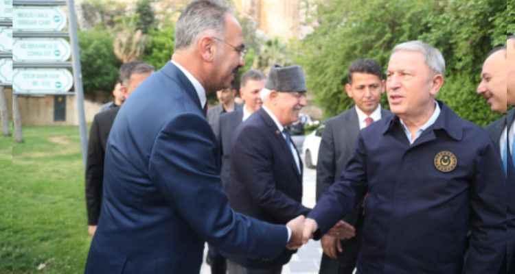 Bakan Akar, bayram namazını Şanlıurfa'da kıldı