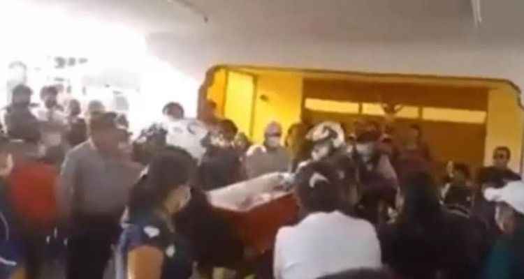 Öldü sanılan kadın, kendi cenazesinde tabuta vurarak diri diri gömülmekten son anda kurtuldu
