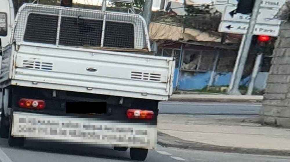 Kamyonun arkasına yazılan yazı dikkat çekti, yazıyı gören sürücüler iç geçirdi