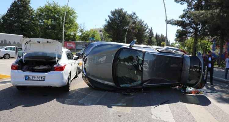 Şanlıurfa'daki Kavşakta feci kaza! Araç yan yattı