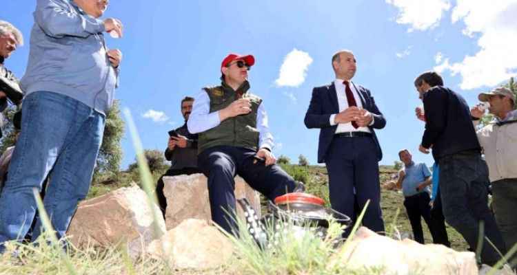 Urfa'nın yeni valisi atama haberini tarlada almış